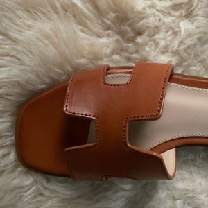Hermès like sandals from Steve Madden save $700 with this version